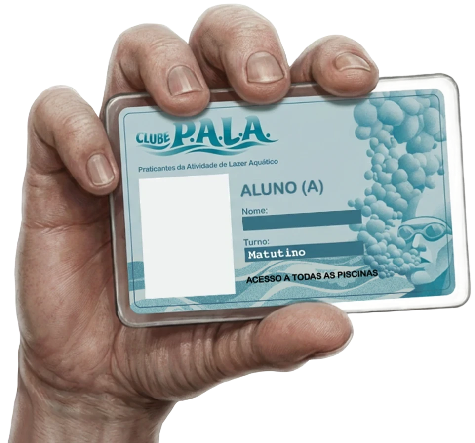 Uma mão segurando um cartão de identificação de um clube aquático